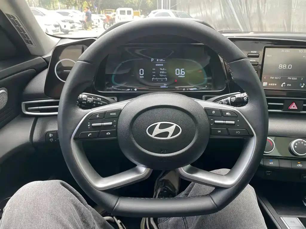 Hyundai Elantra — фото 3