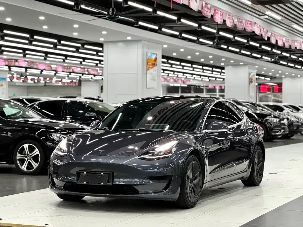 Tesla Model 3 — фото 1