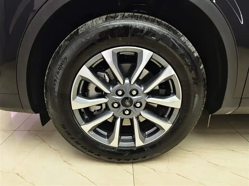 Ford Edge — фото 10