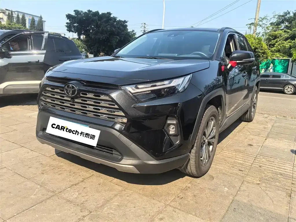 Toyota RAV4 — фото 1