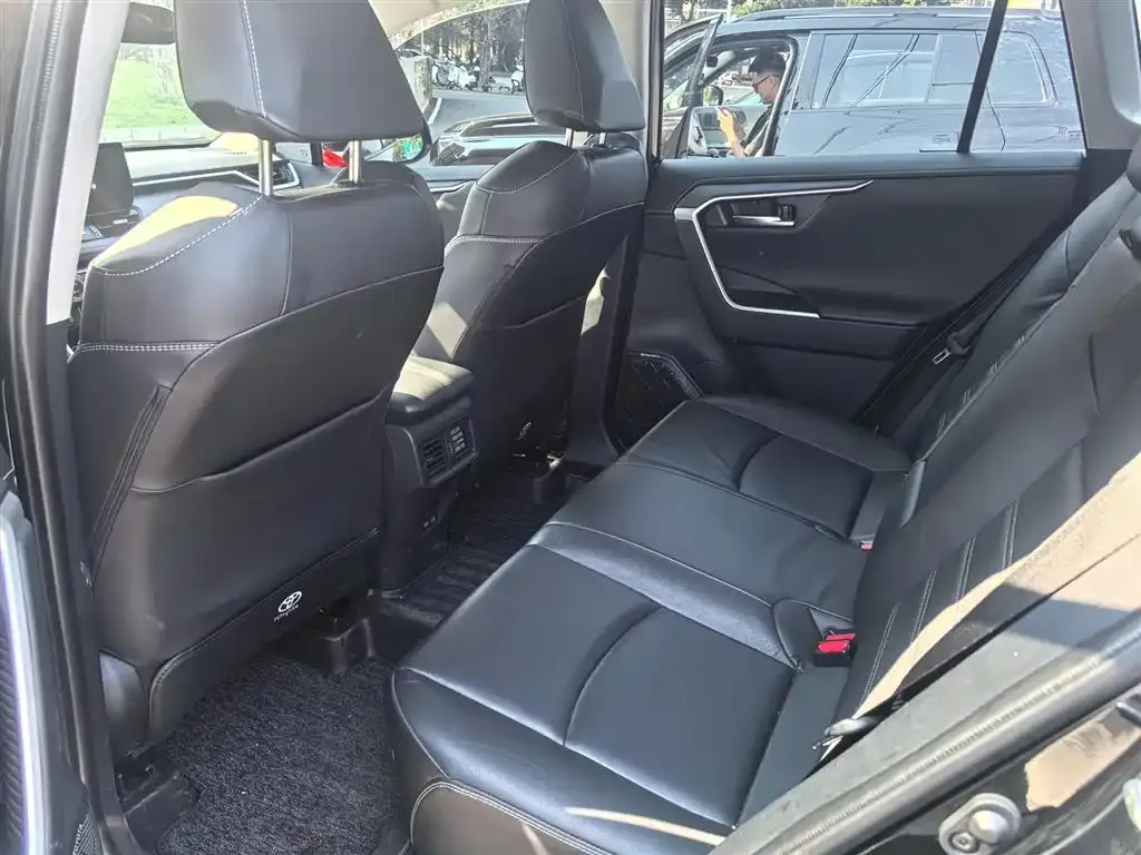 Toyota RAV4 — фото 4