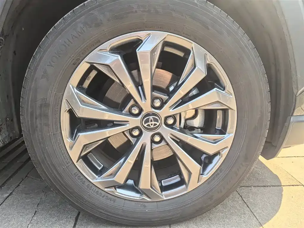 Toyota RAV4 — фото 6