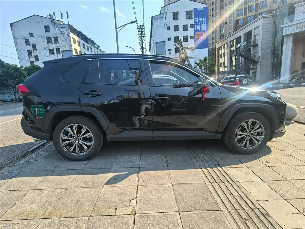 Toyota RAV4 — фото 7
