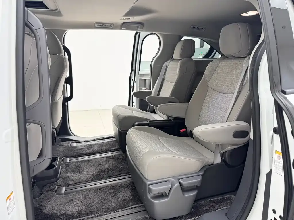 Toyota Sienna 2022 из CN, фото 4