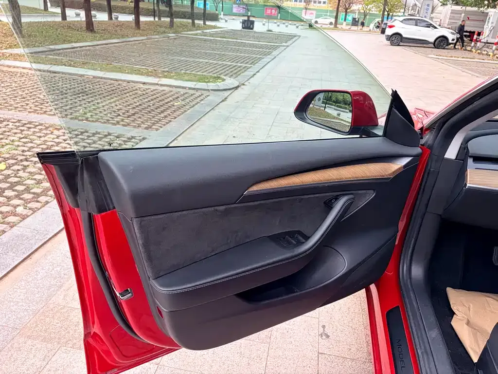 Tesla Model 3 — фото 10
