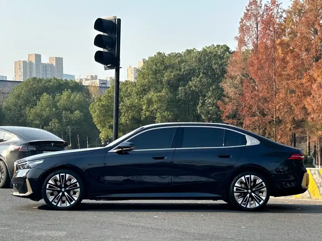 BMW 5 Series — фото 4