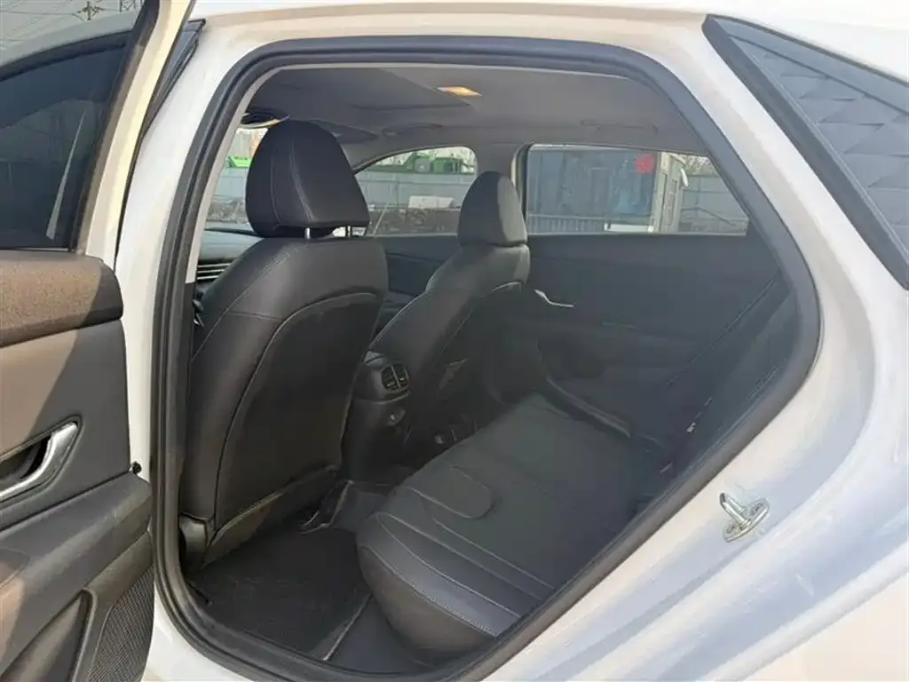 Hyundai Elantra 2023 из CN, фото 2