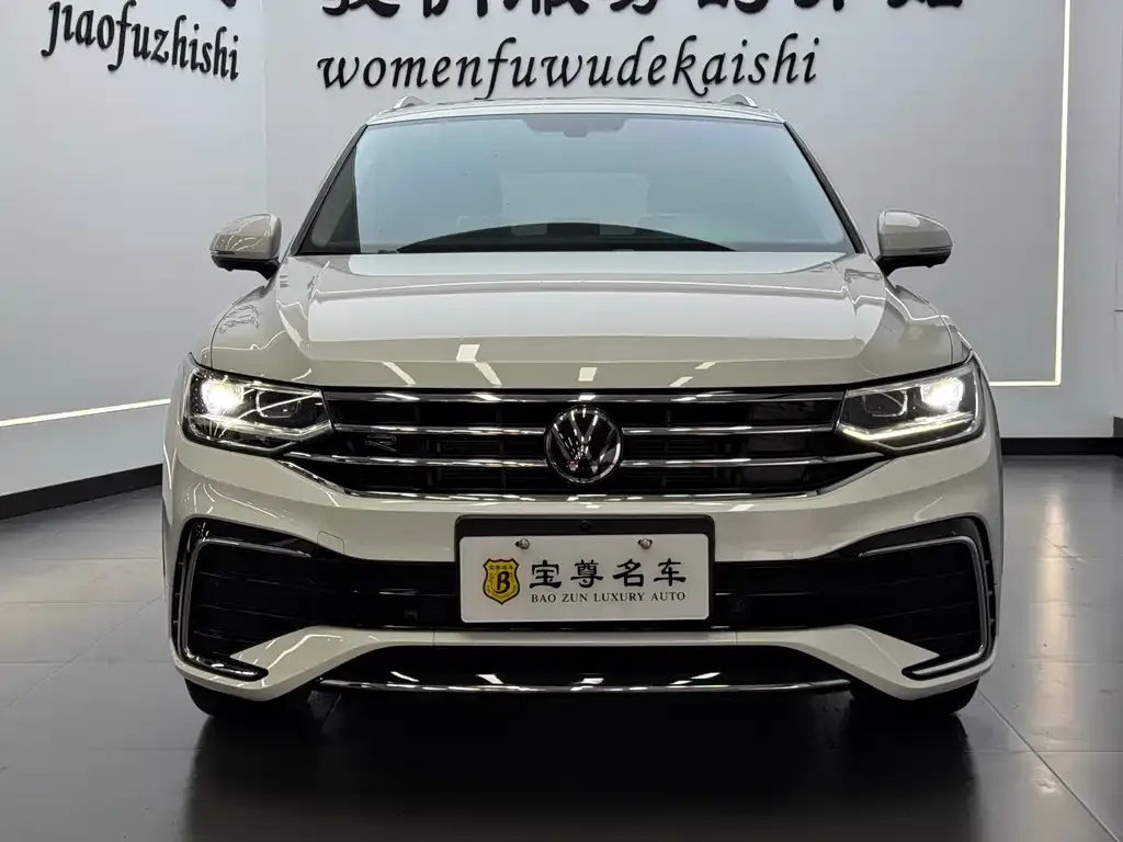 Volkswagen Tiguan L — фото 1