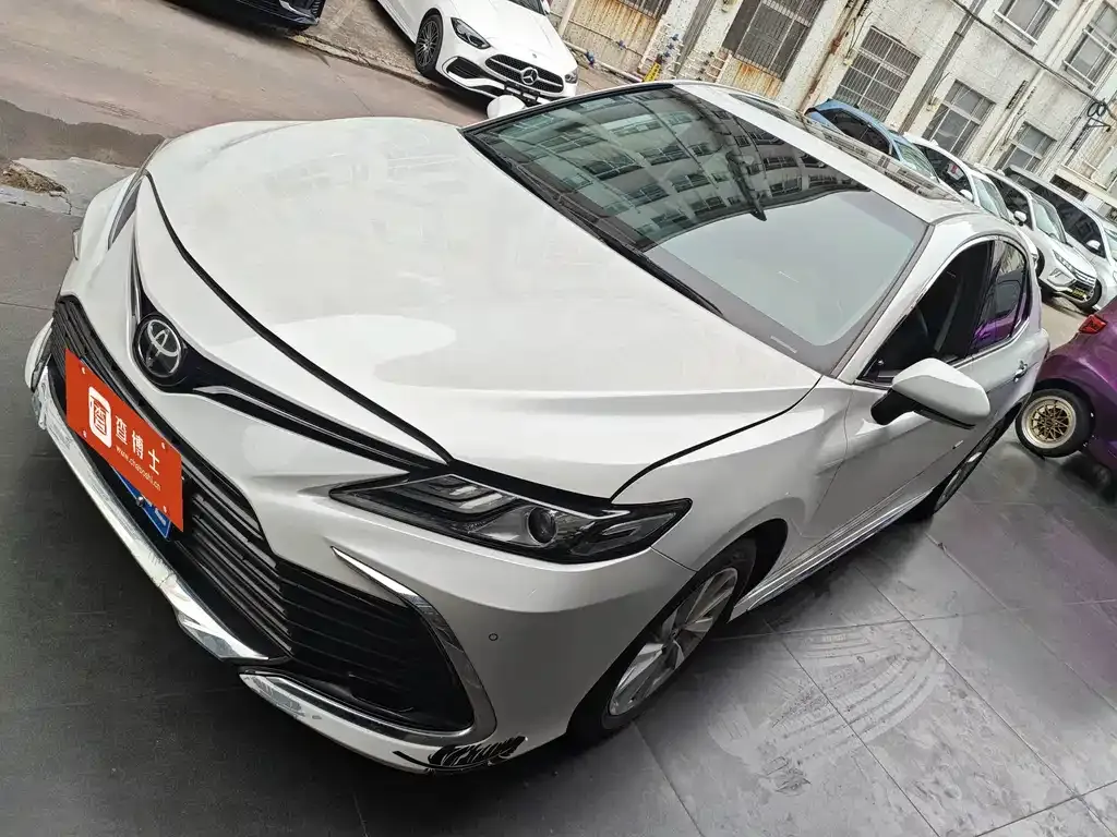 Toyota Camry — фото 1