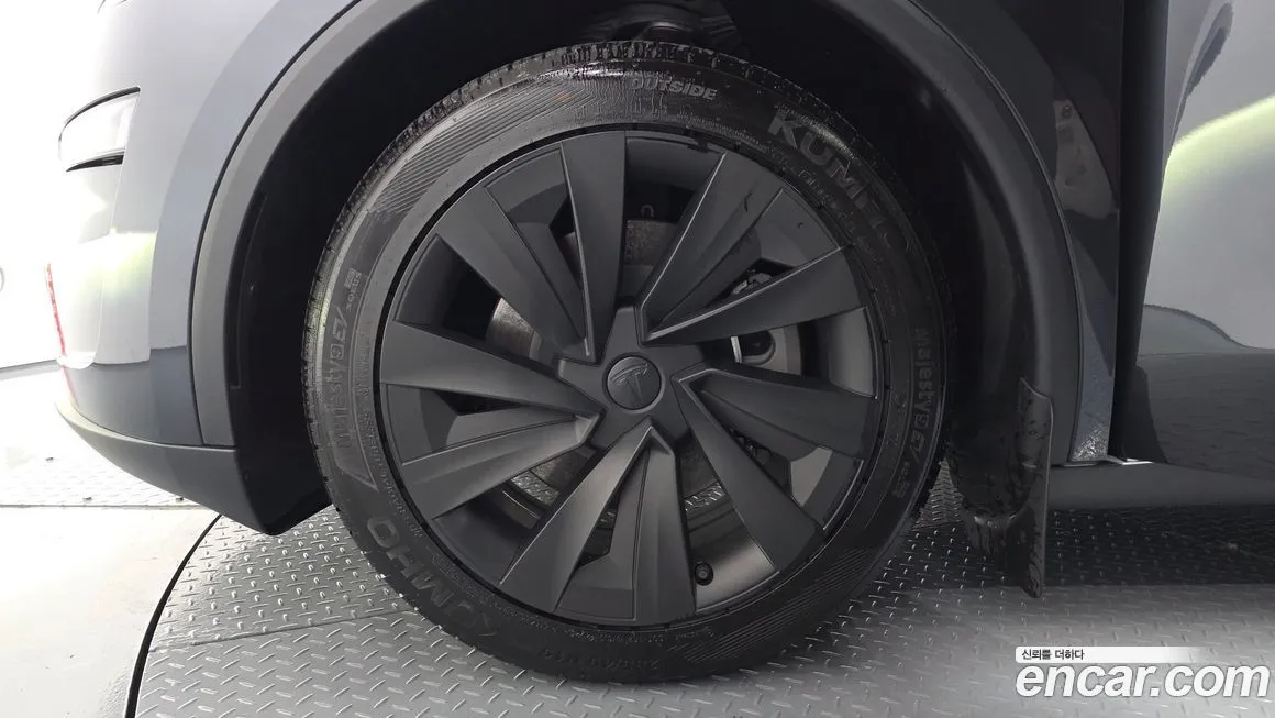 Tesla Model Y — фото 8