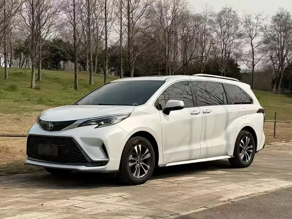 Toyota Granvia — фото 1