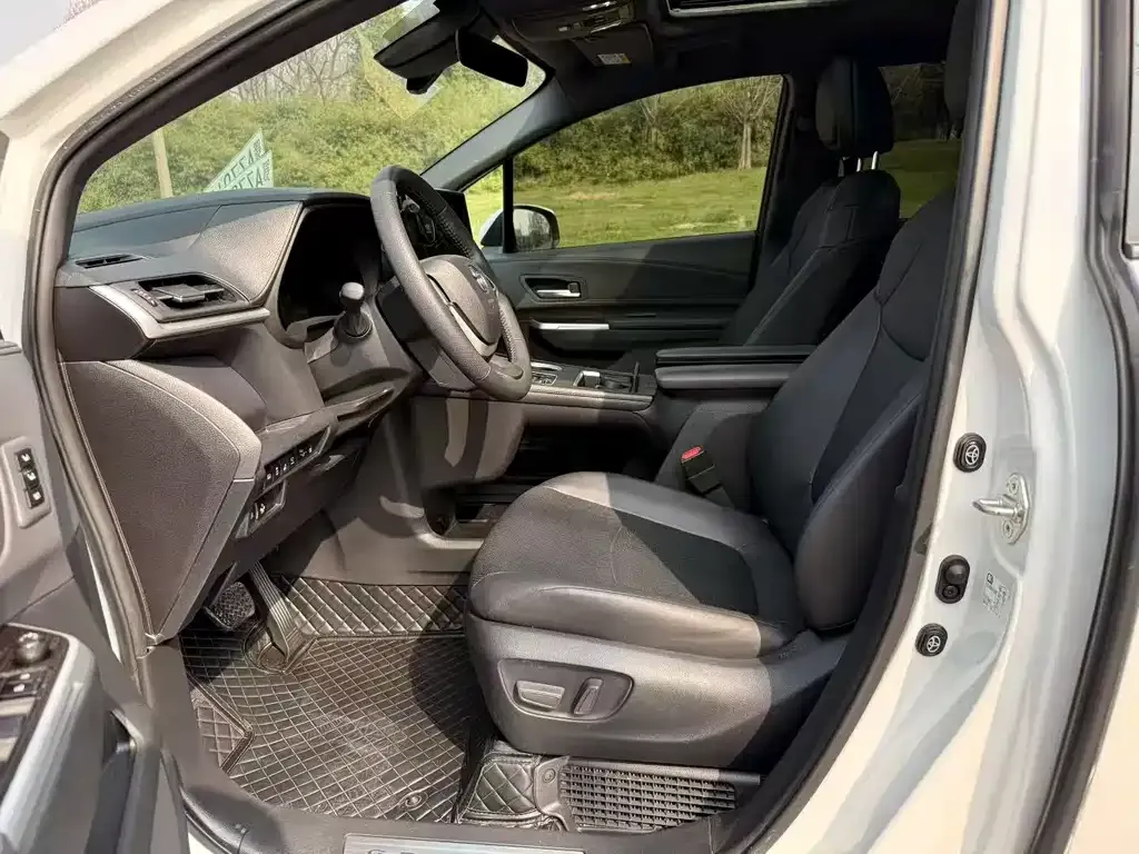 Toyota Granvia — фото 3