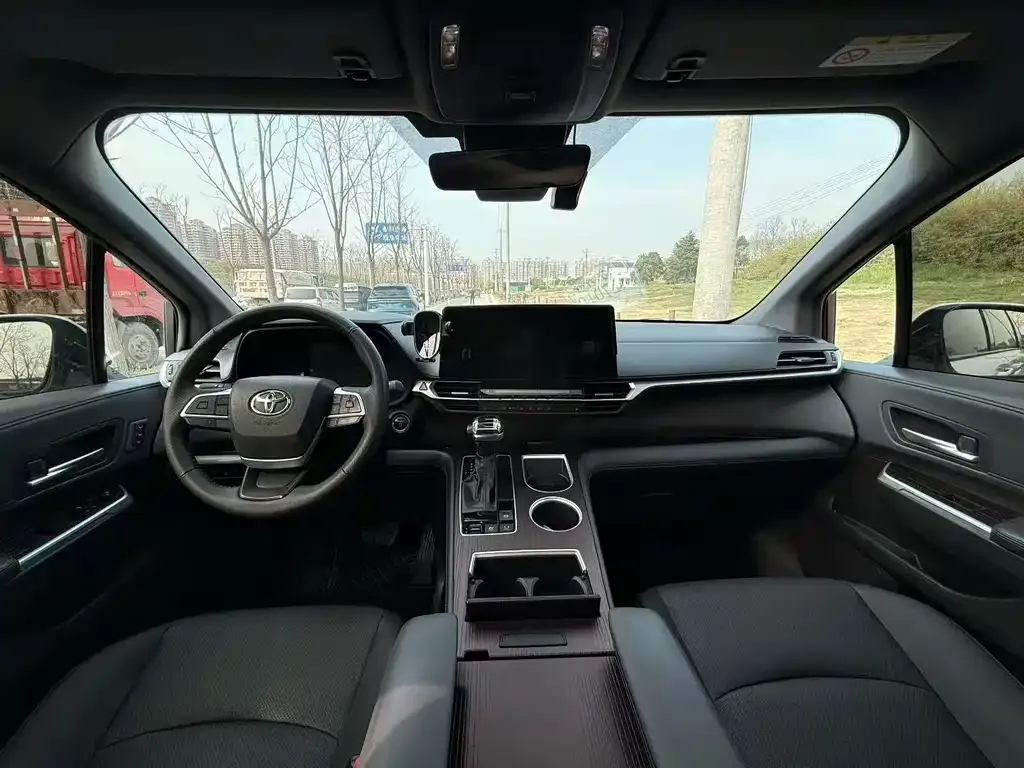 Toyota Granvia — фото 6