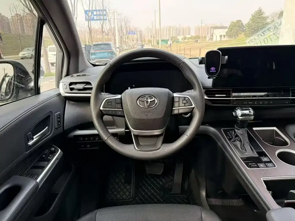 Toyota Granvia — фото 5