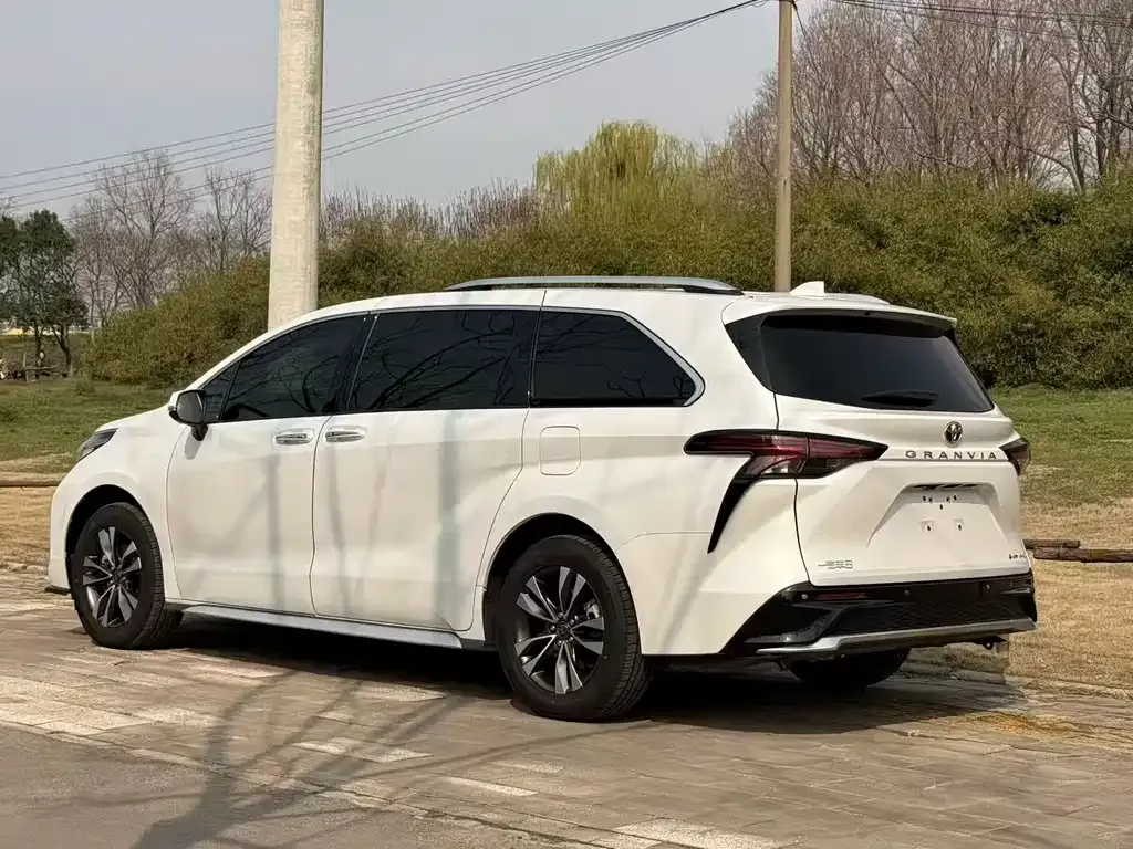 Toyota Granvia — фото 2