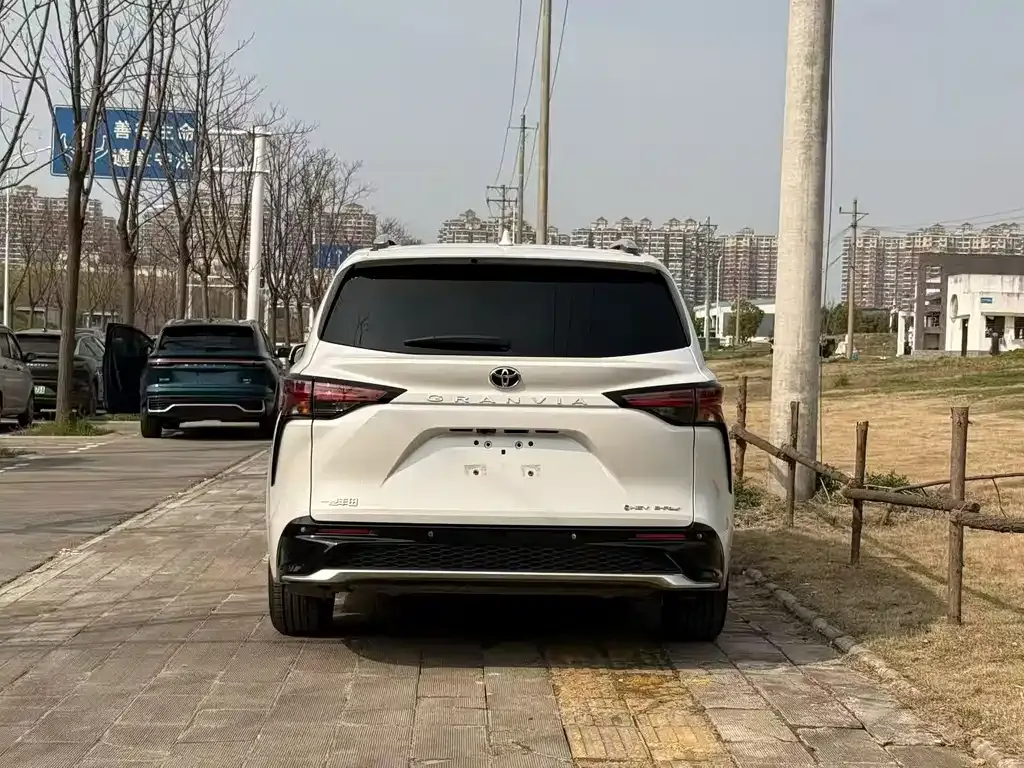 Toyota Granvia — фото 4