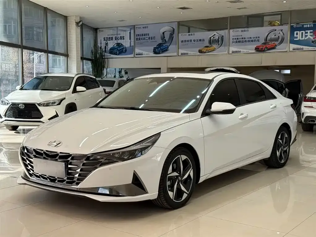 Hyundai Elantra — фото 1
