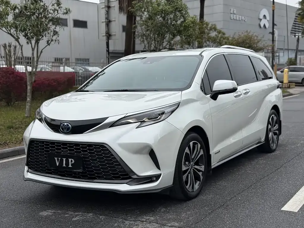 Toyota Granvia — фото 1