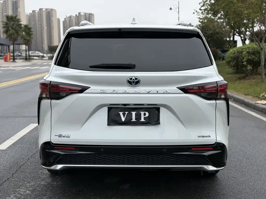 Toyota Granvia — фото 2