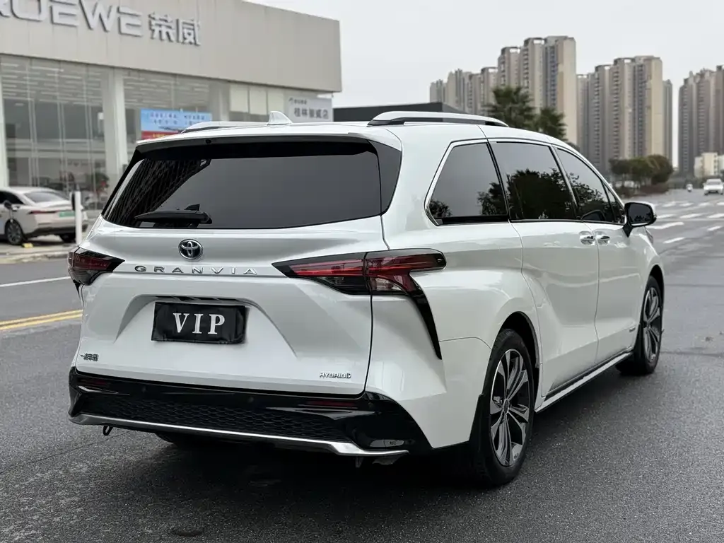 Toyota Granvia — фото 4
