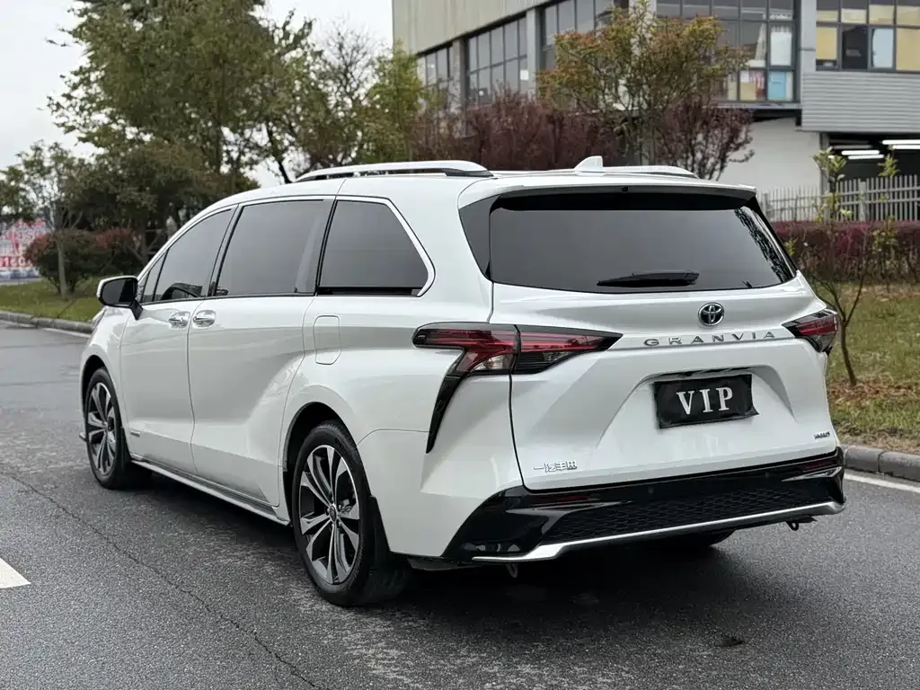 Toyota Granvia — фото 10