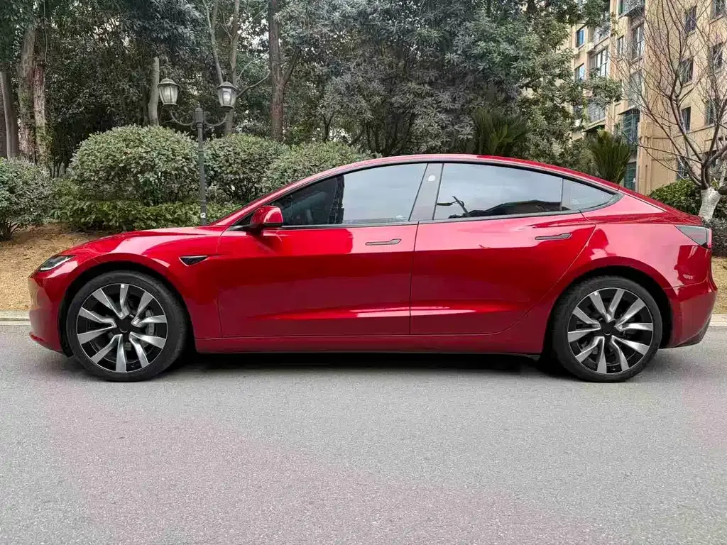 Tesla Model 3 — фото 9