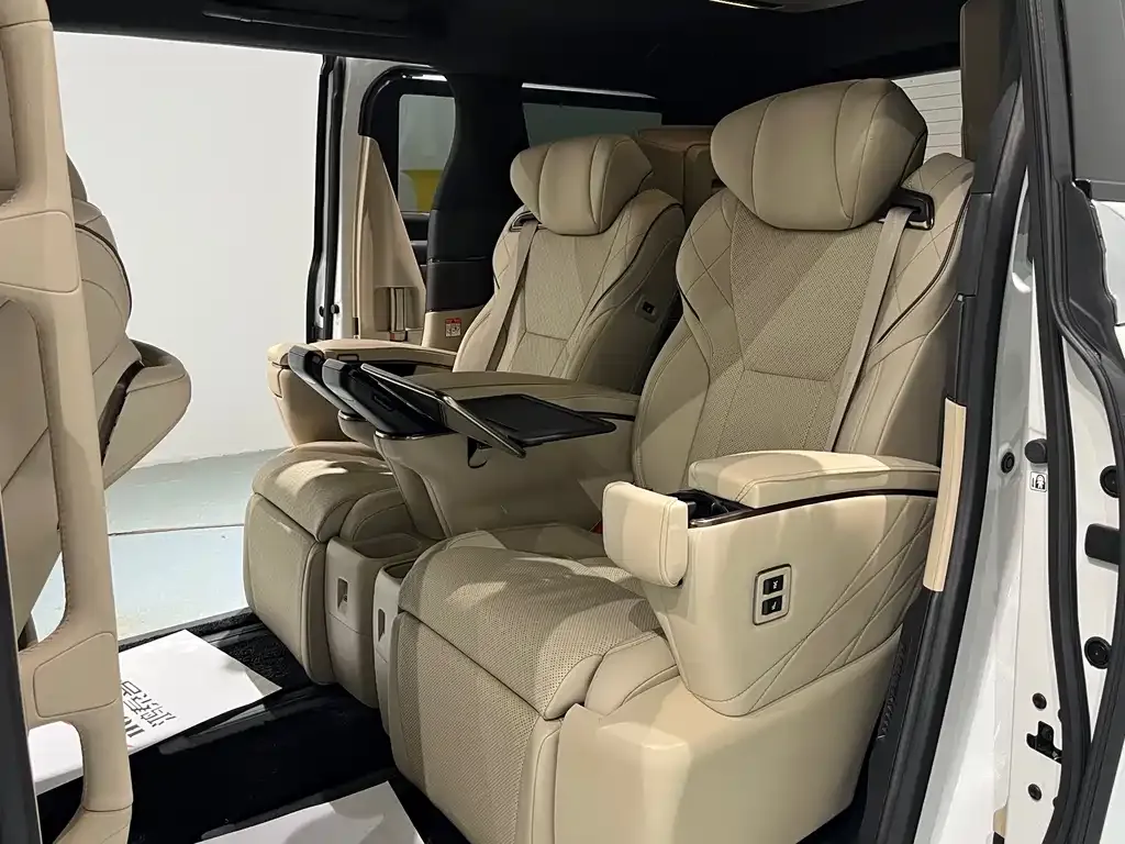 Toyota Alphard — фото 10