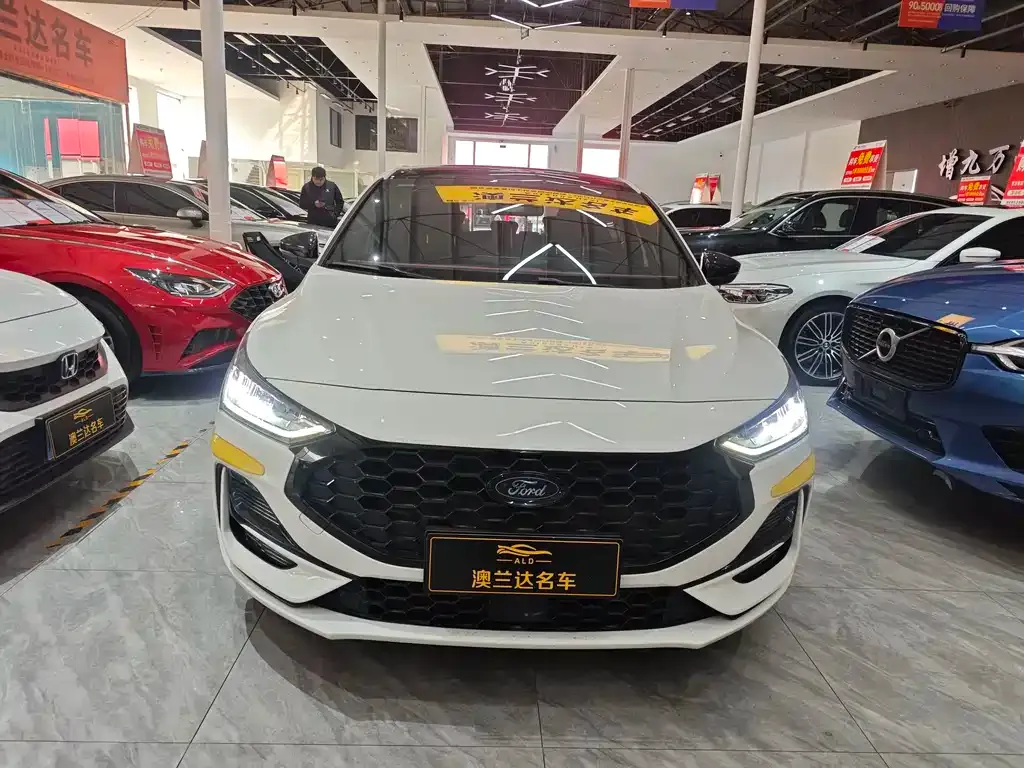 Ford Focus 2023 из CN, фото 8