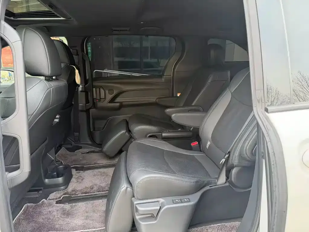 Toyota Sienna 2024 из CN, фото 4