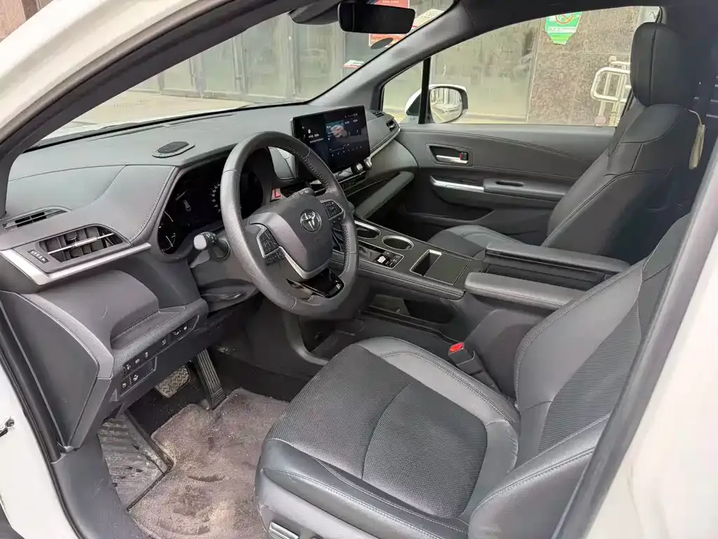 Toyota Sienna 2024 из CN, фото 2