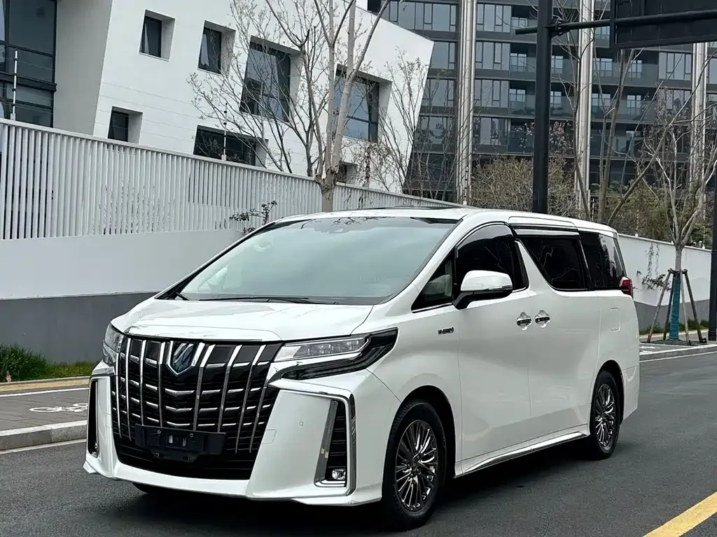 Toyota Alphard — фото 1