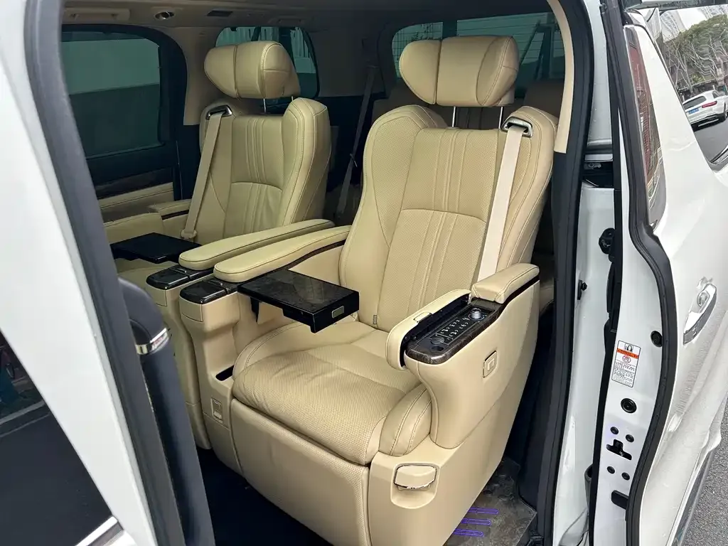 Toyota Alphard — фото 6