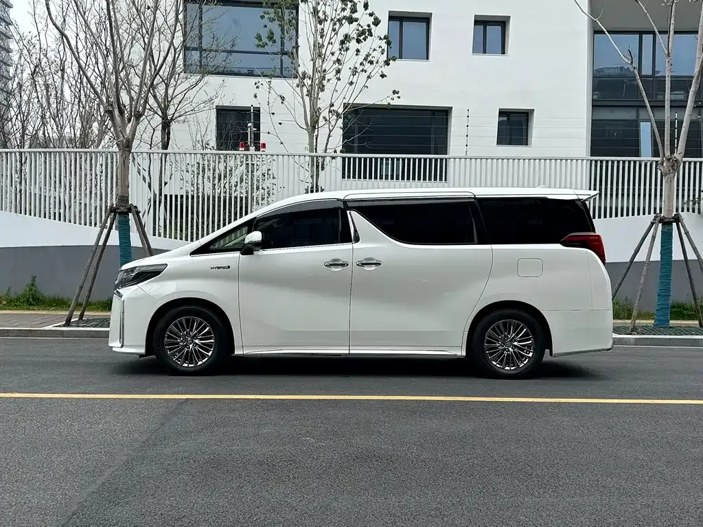 Toyota Alphard — фото 7