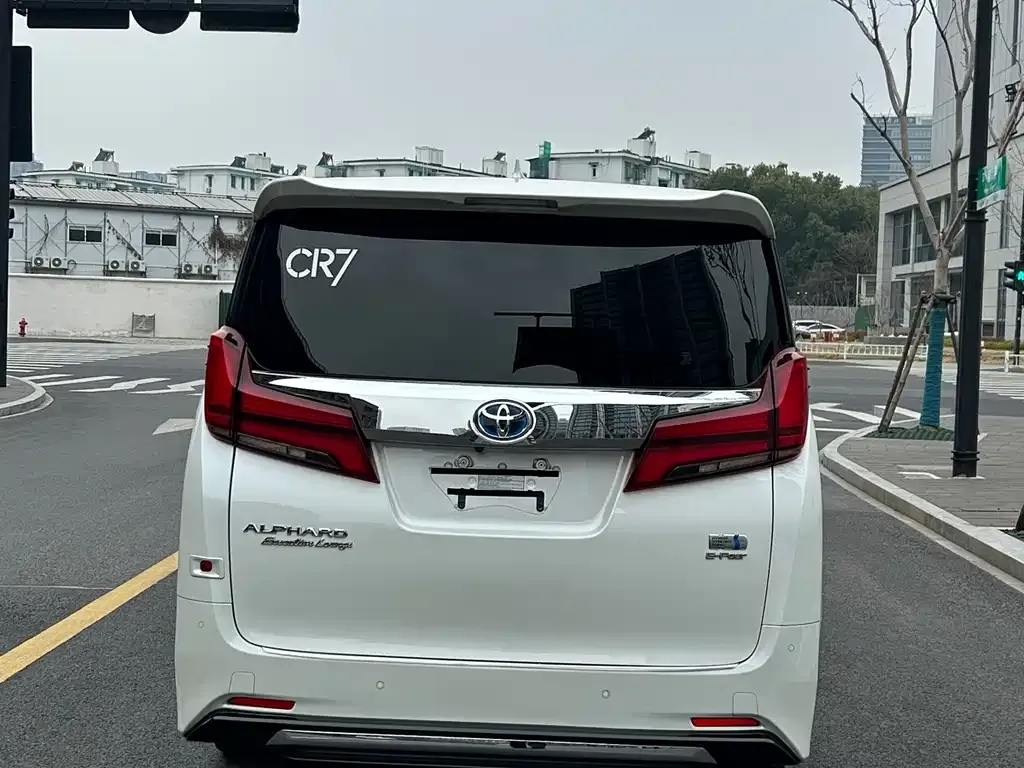 Toyota Alphard — фото 4