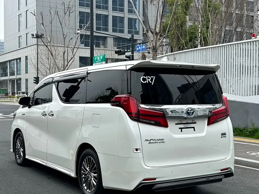 Toyota Alphard — фото 10