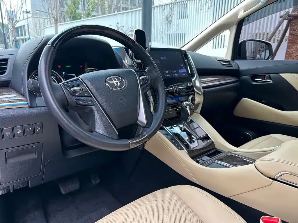 Toyota Alphard — фото 5