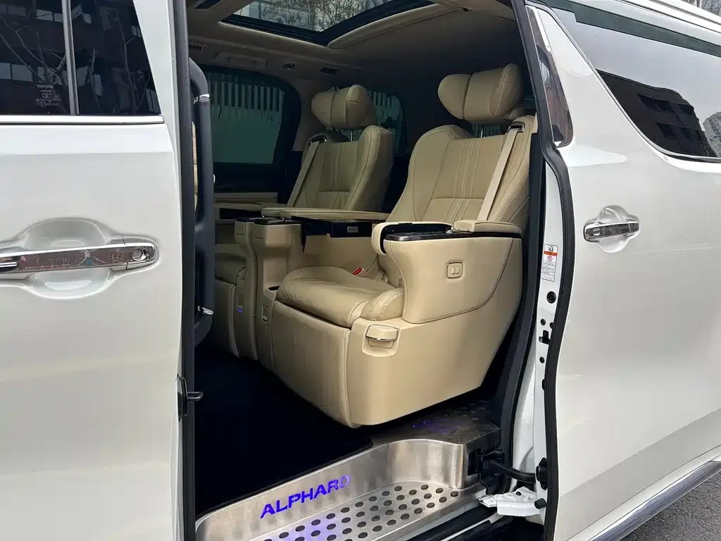Toyota Alphard — фото 3