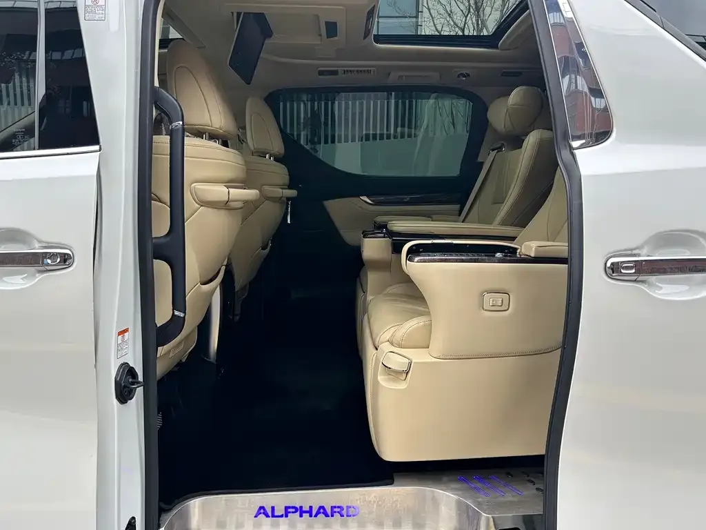 Toyota Alphard — фото 8