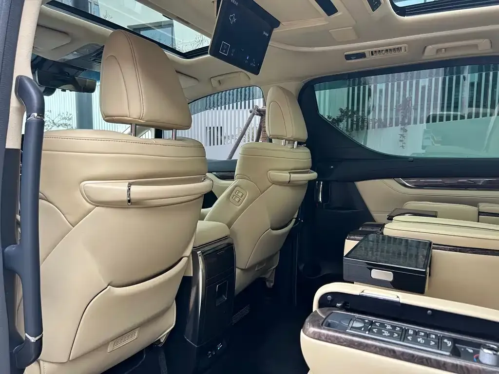 Toyota Alphard — фото 2