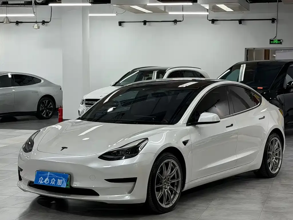 Tesla Model 3 — фото 1