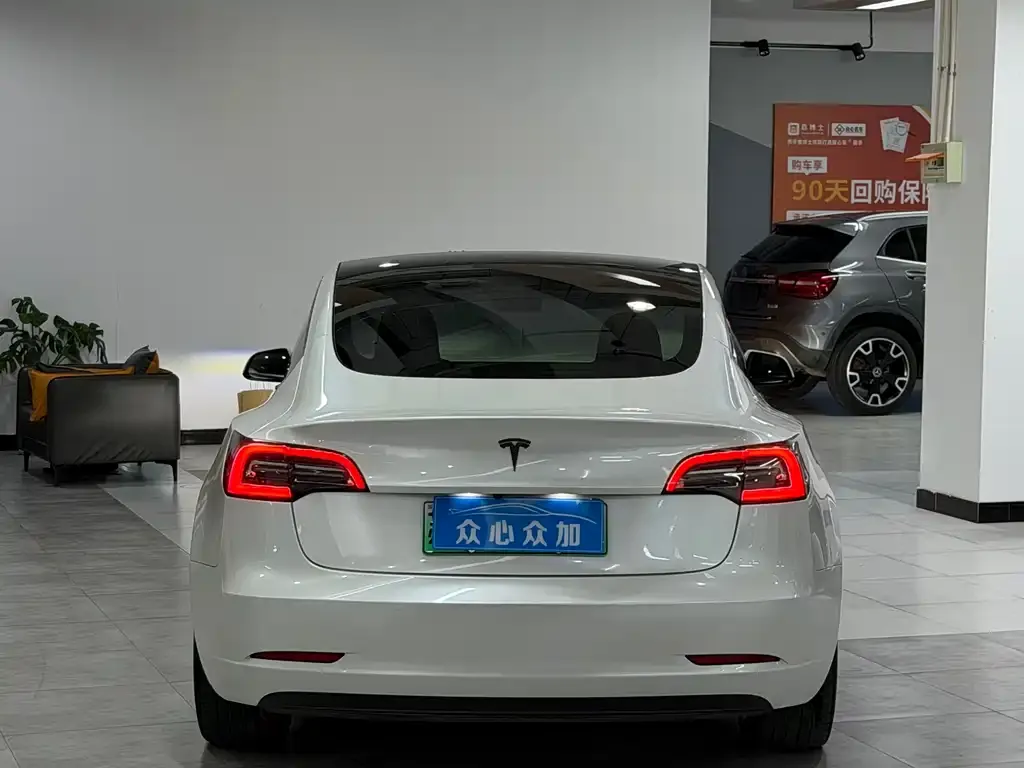 Tesla Model 3 — фото 2