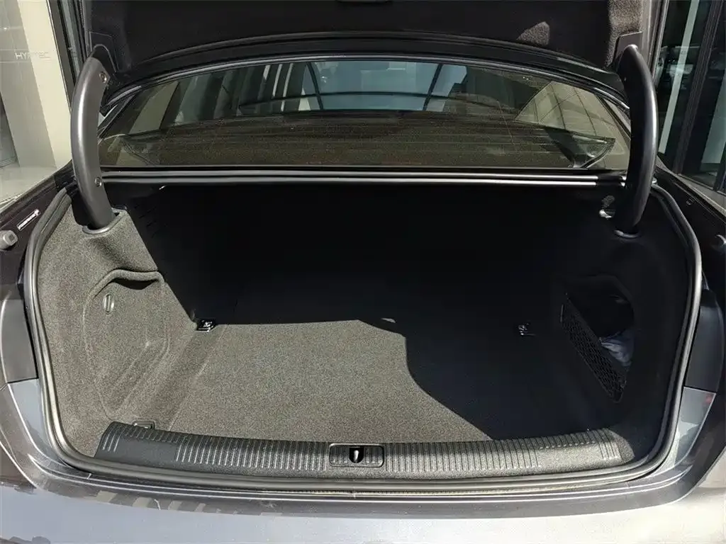 Audi A4L 2023 из CN, фото 4
