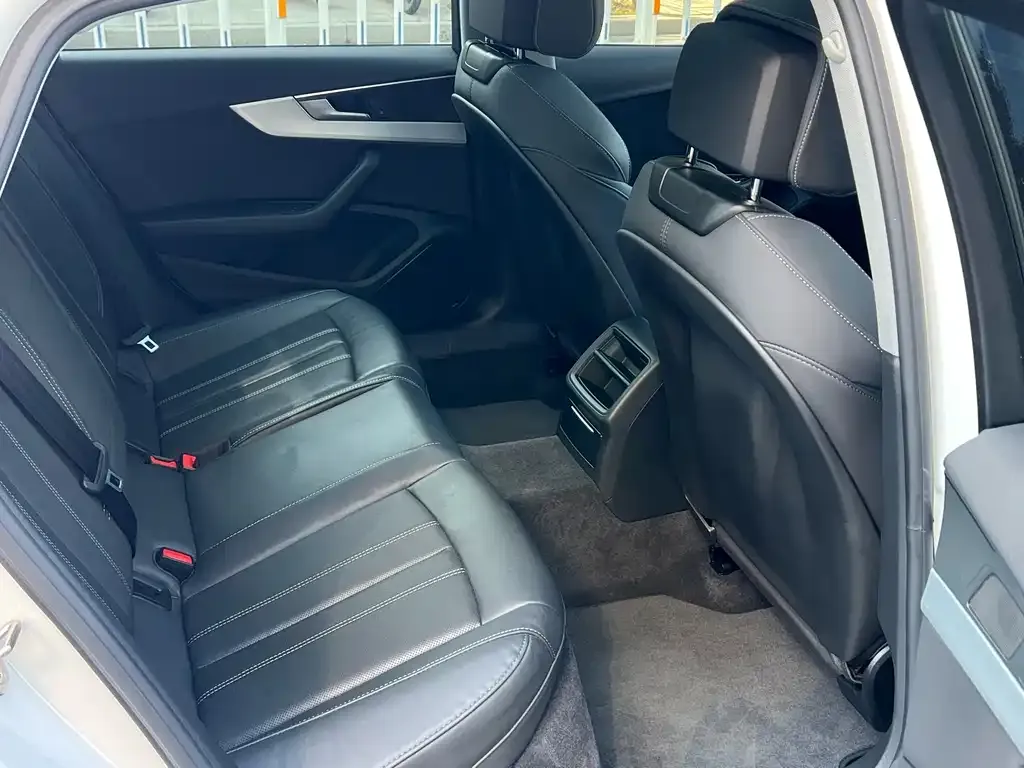 Audi A4L 2022 из CN, фото 3