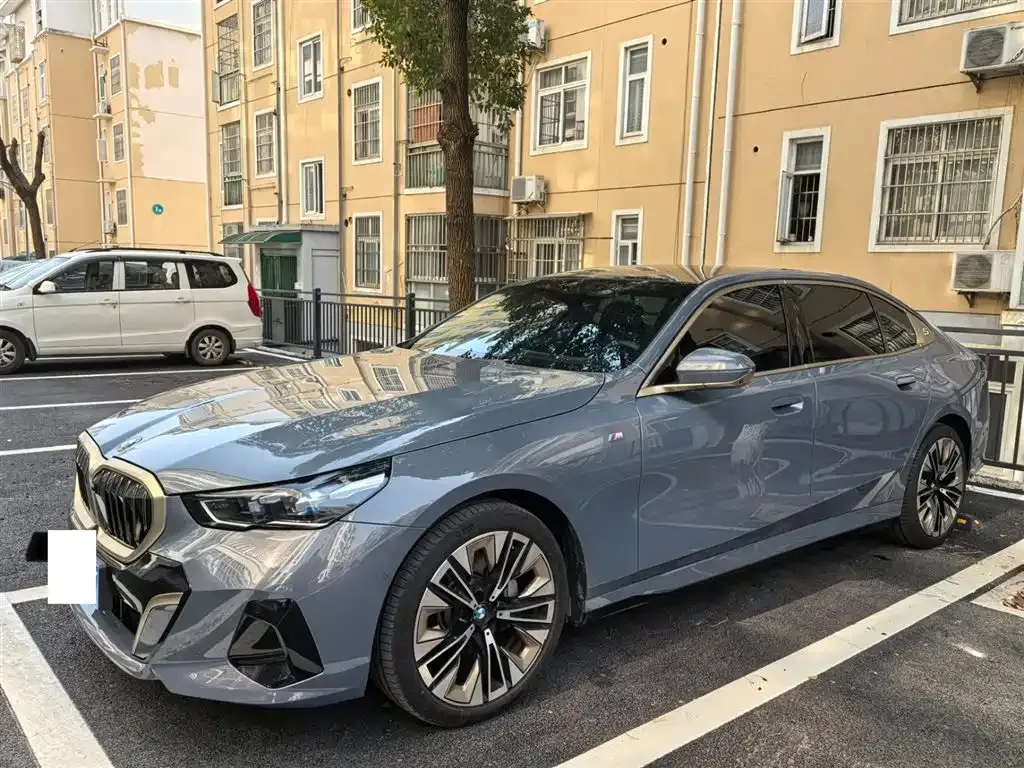 BMW 5 Series — фото 1
