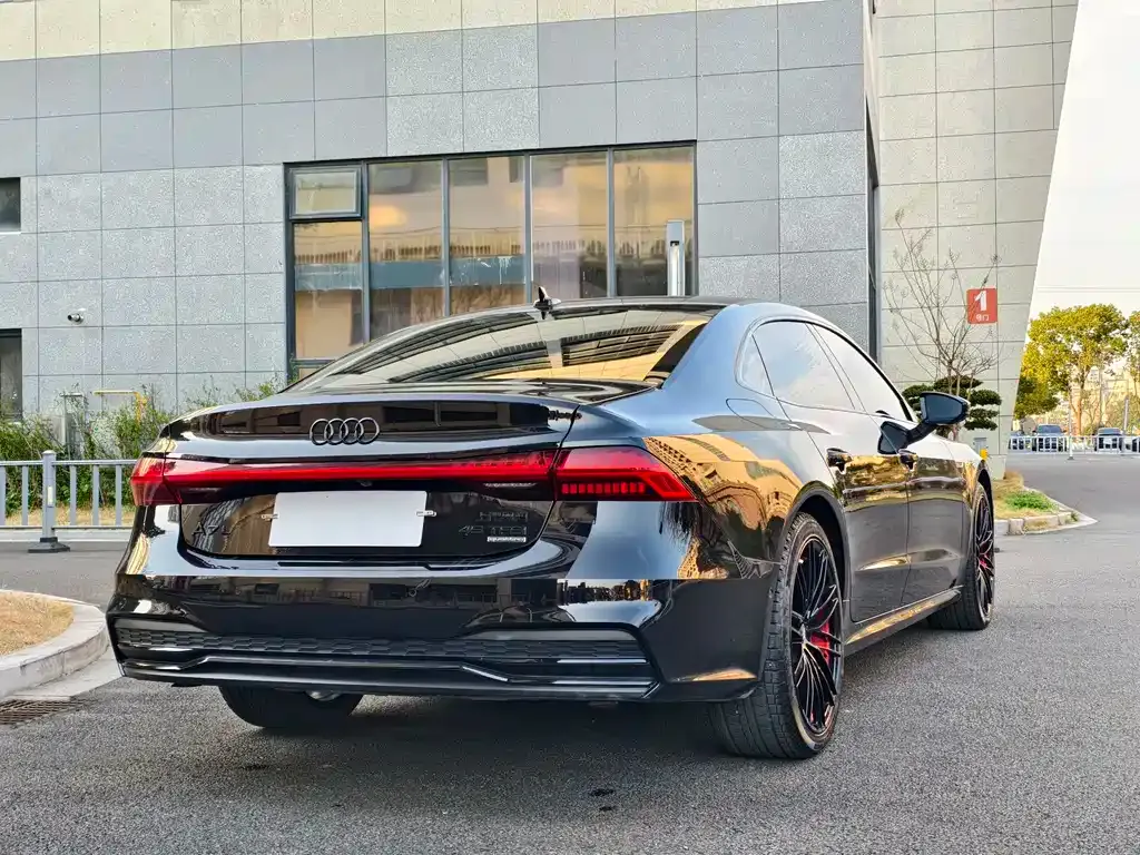 Audi A7L — фото 8