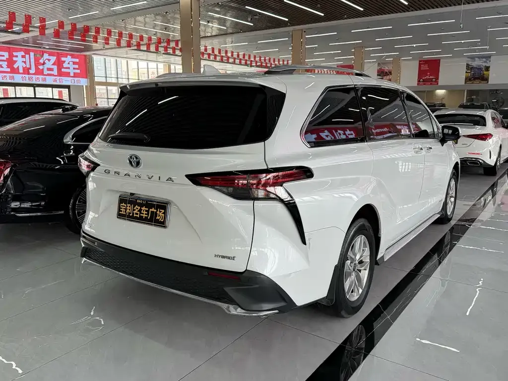 Toyota Granvia 2024 из CN, фото 9