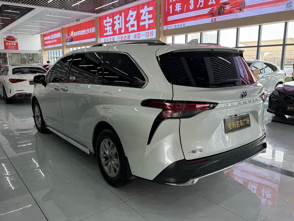 Toyota Granvia 2024 из CN, фото 8