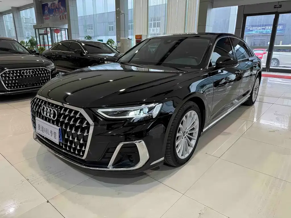 Audi A8 — фото 1