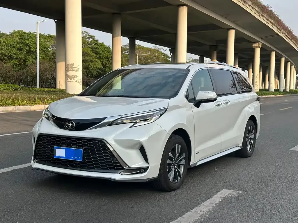 Toyota Granvia — фото 1