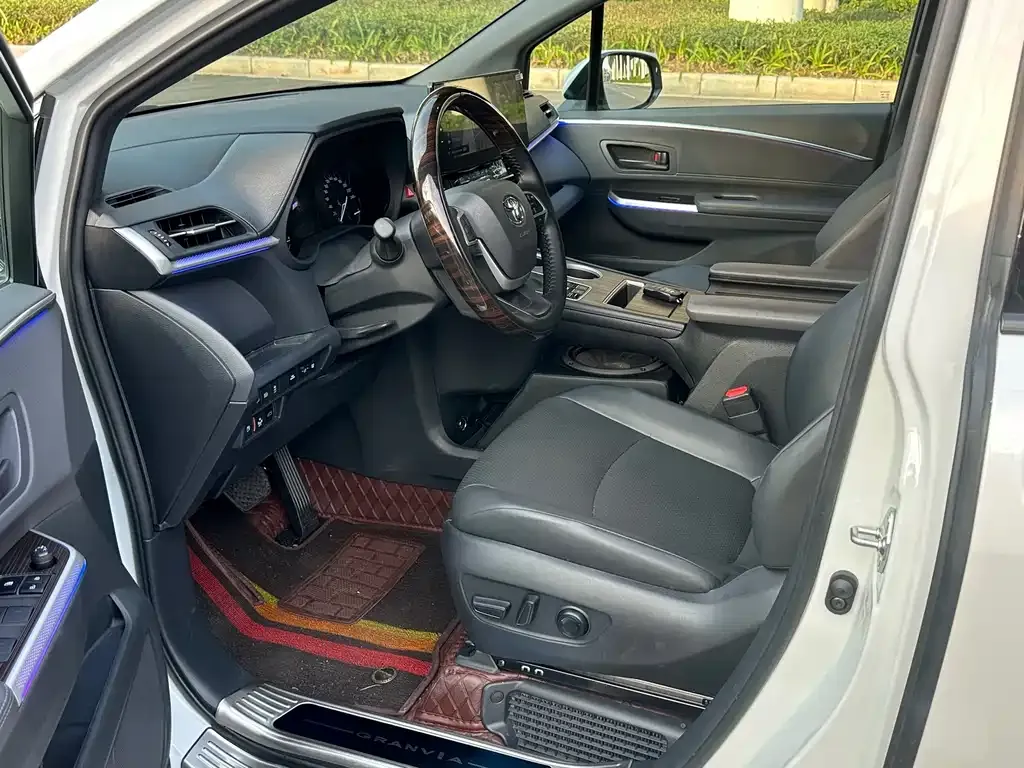 Toyota Granvia — фото 8